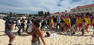 Sahilde Harry ve Meghan’ı takmayan kadın kahraman ilan edildi