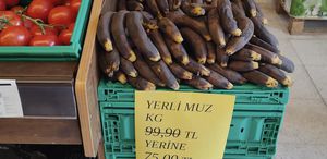 Zincir markette satılan muzların görüntüsü müşterileri hayrete düşürdü