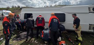 Diyarbakır-Bingöl yolunda midibüs devrildi: 1 ölü, 12 yaralı