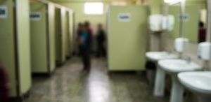 Okul tuvaletinde silah ve tehdit notu bulundu