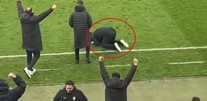 Stresten yerinde duramadı Maç biter bitmez dizlerinin üstüne çöktü