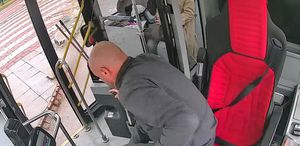 Yere düşen Türk Bayrağı için otobüsü durdurdu