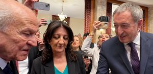 Bahçeli’den resepsiyonda dikkat çeken temas: DEM Parti heyetiyle tokalaştı