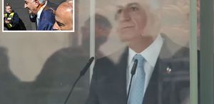 Rıza Pehlevi, cam fanus içinden kalabalığa konuştu