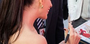 Ünlü oyuncu “İnşallah“ dedi, Kur-an hediye edildi