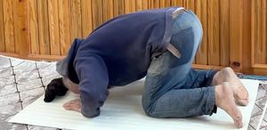 İnşaat işçisinden örnek davranış: Camiyi kirletmemek için nalburdan aldığı malzemenin üzerinde namazını kıldı