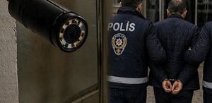 “Yılan kamera“ ile rezalet Duvarı delip komşusunu ve 3 kızını izledi