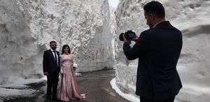 Gelin ve damat adayı kar tünelinde fotoğraf çekimi yaptı