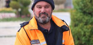 Temizlik işçisinden örnek davranış Altın dolu kutuyu polise teslim etti