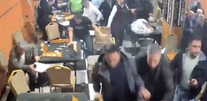 Araçtan gelen müzik kahvehanenin camını titretti, müşteriler deprem sanıp dışarı kaçtı