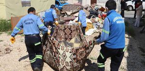 Sahiplerinin yaşamını yitirdiği evden 1 kamyon çöp çıkarıldı