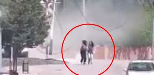 Alkollü sürücünün minibüsü kaldırıma çarptı, 2 genç kız ölümden saniyelerle kurtuldu