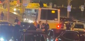 Galibiyet kutlamalarında Galatasaylı taraftar otobüsün üzerinde yolculuk yaptı