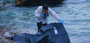 Montuyla ayakkabısını çıkarıp kot ve atletle denize giren genç boğuldu