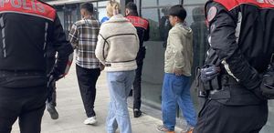 Kız kardeşini erkekle görünce ortalığı savaş alanına çevirdi