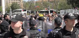 Taksim metro istasyonu ikinci bir duyuruya kadar kapatıldı, polis toplanan kalabalığa müdahale etti