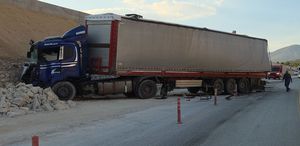 İstinat duvarına çarpan TIR’daki mermerler, otomobildekilerin üzerine düştü 1 ölü, 3 yaralı