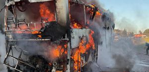 Seyir halindeki tur otobüsü alev topuna döndü