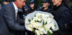 Günlerdir süren krizin ardından madenciler polislere çiçek verdi