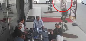 Sohbet masasına düşen davetsiz misafir kısa süreli paniğe neden oldu