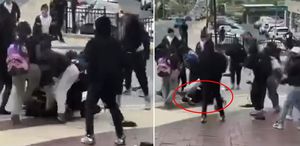 İnfial yaratan görüntü Kalabalık grup küçük kızı linç etti, çevredekiler tezahürat yaptı