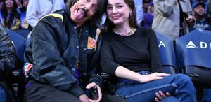 33 yaş büyük şarkıcı ile aşk yaşıyor: Genç sevgiliden şok eden savunma