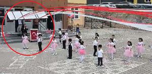 Anaokulu bahçesinde gösteri yapan öğretmen ve öğrencilerin üzerine tabela düştü