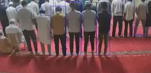 Hindistan’da camiye giren yılan paniğe neden oldu