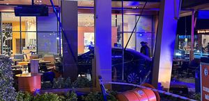 Bakırköy’de otomobil kafedeki müşterilerin arasına daldı: 6 yaralı