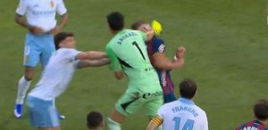 Rakibini yumruklayan kaleciye ömrü boyunca unutamayacağı ceza