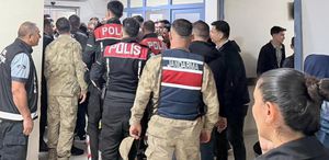 Ortaokul öğrencisi tüfekle oynarken kazara arkadaşını vurdu
