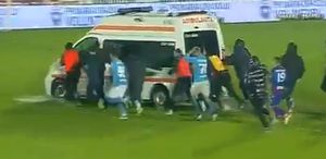 En sonunda bunu da gördük Sahaya giren ambulansı futbolcular itti