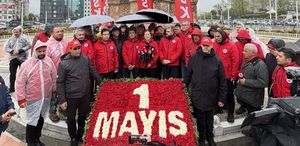 DİSK heyeti, Taksim Meydanı’na çelenk bıraktı