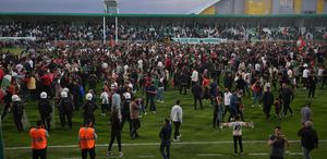 Maç bitti yüzlerce Amedspor taraftarı sahaya daldı