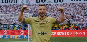 40 yaşındaki Podolski, Gornik Zabrze ile 54 yıl sonra bir ilki yaşayarak futbola veda etti