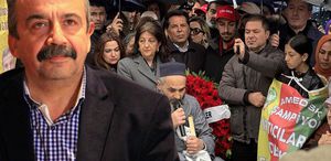 Sırrı Süreyya Önder vefatının birinci yılında kabri başında anıldı