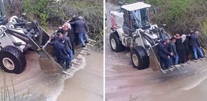 Sel yolları kapattı, cenaze yakınları kepçe ile taşındı