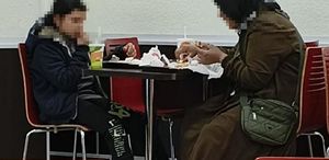 Anne ve kızına ayrımcılık yapan hamburgerciye çifte şok