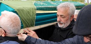 Oyuncu Mehmet Aslantuğ, annesini son yolculuğuna uğurladı