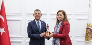 Özgür Özel, Burcu Köksal ile ilgili ilk kez konuştu: Kocanı boşa partine bunu yapma dedim