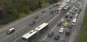 Üsküdar’da metrobüsün motor kısmında yangın çıktı