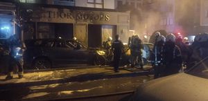Kadıköy’de galeri önündeki araçlar alev alev yandı Zarar çok büyük