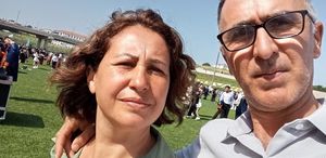 Devrilen traktörün altında kalan çifti ölüm ayırdı