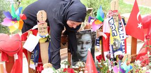 En acı Anneler Günü... Oğlunun mezarı başındaki sözleri yürek dağladı