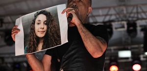 Haluk Levent, konserde Gülistan Doku’nun posteri açıp şarkı seslendirdi