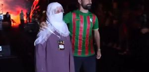 Amedsporlu Celal Hanalp, kupa törenine annesi ve Sırrı Süreyya Önder’in sesiyle çıktı
