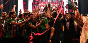 Süper Lig’e yükselen Amedspor şampiyonluk kupasını ’’Diren ha’’ şarkısı eşliğinde kaldırdı