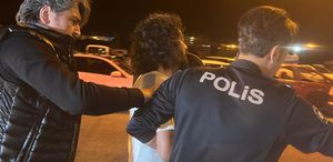 Annelerine müdahale etmek için gelen sağlık çalışanlarını rehin alıp bıçakla birbirlerine girdiler