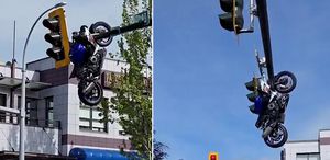 Benzeri görülmemiş kaza Motosiklet trafik ışıklarında asılı kaldı