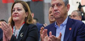 Burcu Köksal, CHP lideri Özgür Özel’in kendisine gönderdiği mesajları paylaştı